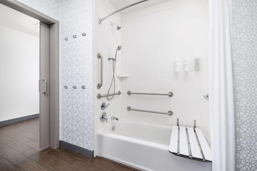 een witte badkamer met een douche en een bad bij Hampton Inn & Suites - Napa, CA in Napa