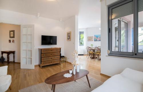 PALM TREE SUPERIOR APARTMENT - specially designed three-room apartment - top location right next to the beach and the center - beautiful terrace