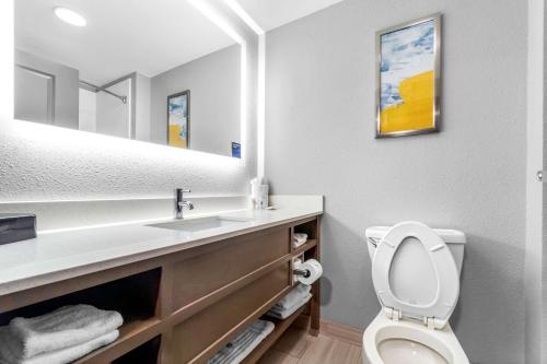 Kylpyhuone majoituspaikassa Comfort Suites Jackson I-40