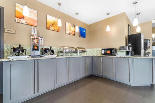 Køkken eller tekøkken på Comfort Suites Jackson I-40