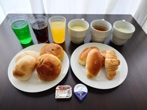dos platos de repostería y bebidas en una mesa en HOTEL TETORA ASAHIKAWA EKIMAE - Vacation STAY 91496v, en Asahikawa