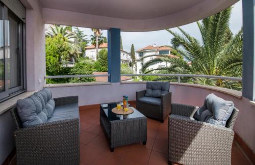 PALM TREE SUPERIOR APARTMENT - specially designed three-room apartment - top location right next to the beach and the center - beautiful terrace