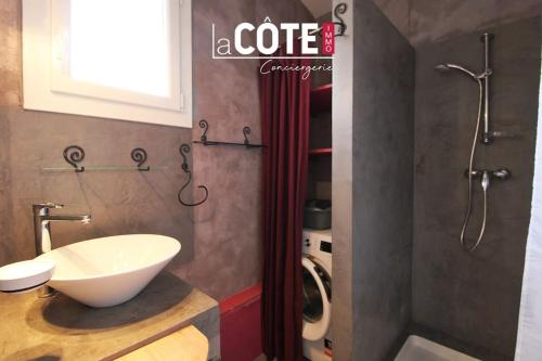 une salle de bain avec un lavabo blanc et une douche dans l'établissement Atlante, à Sausset-les-Pins