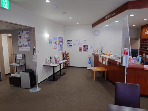 un espace d'attente d'une librairie avec comptoir dans l'établissement HOTEL TETORA ASAHIKAWA EKIMAE - Vacation STAY 91502v, à Asahikawa