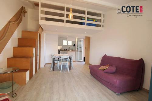 un salon avec un canapé violet et une table dans l'établissement Atlante, à Sausset-les-Pins