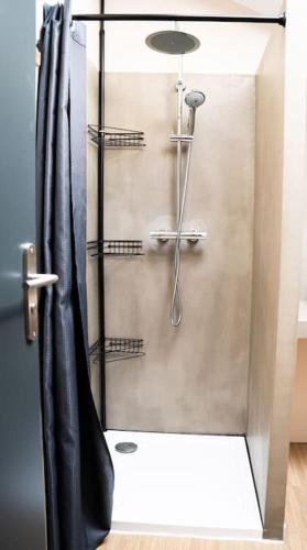 une douche avec une porte vitrée dans une salle de bain dans l'établissement L'ÉLÉGANT Appartement Climatisé à 300m du Théâtre Antique, à Orange