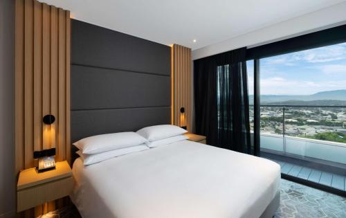 Postel nebo postele na pokoji v ubytování Hilton Port Moresby Hotel & Residences