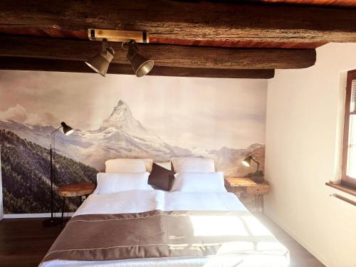 a bedroom with two beds with a mountain mural on the wall at Chalet Happy Cow - Top Lage nähe Bodensee, Rheinfall, Schaffhausen & Zürich - Ländliche Idylle mit Privat-Parkplatz und viel Komfort - 120m2 - 3 Stockwerke in Ramsen