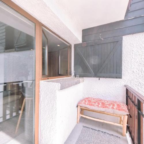a bench sitting on a balcony next to a window at Apartamento en Formigal luminoso con balcón y vistas in Formigal
