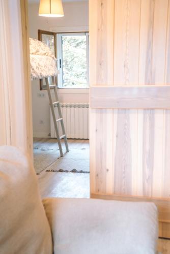 a room with a ladder and a bed in a room at Apartamento en Formigal luminoso con balcón y vistas in Formigal