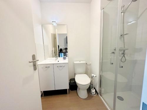 une salle de bain avec toilettes, lavabo et douche dans l'établissement Studio 13 min plage - Parking - Ménage & Linge inclus, à La Rochelle