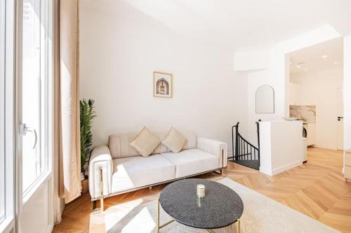 un salon avec un canapé blanc et une table dans l'établissement New Duplex 4Pers#Porte Maillot#Porte Champerret, à Paris