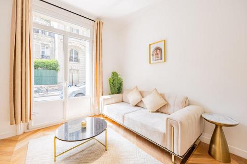 un salon blanc avec un canapé et une table dans l'établissement New Duplex 4Pers#Porte Maillot#Porte Champerret, à Paris