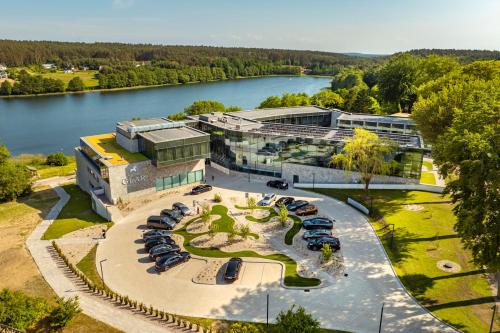 uma vista aérea de um grande edifício com um lago em Hotel GLAR Conference & SPA em Wisełka