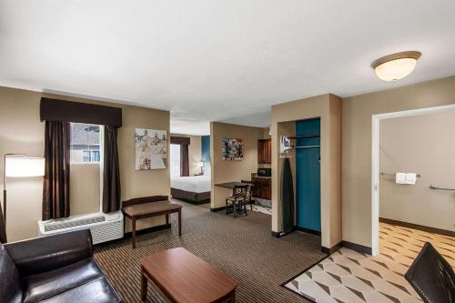 ein Wohnzimmer mit einem Sofa und einem Bett in der Unterkunft The Hotel Saratoga, Ascend Hotel Collection in Saratoga Springs