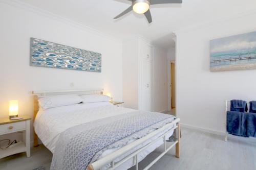 Ένα ή περισσότερα κρεβάτια σε δωμάτιο στο Estepona Centre Penthouse ALGASOL