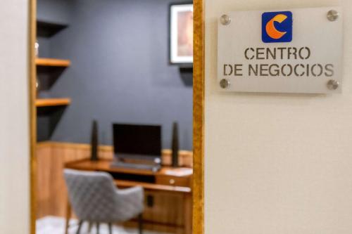 Comfort Inn Queretaro Tecnologicoにあるテレビまたはエンターテインメントセンター