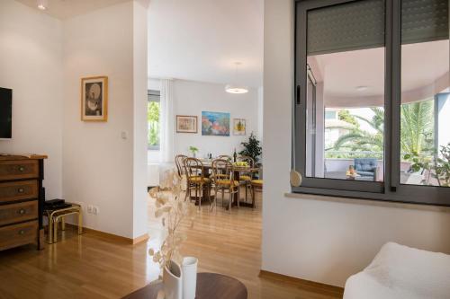 PALM TREE SUPERIOR APARTMENT - specially designed three-room apartment - top location right next to the beach and the center - beautiful terrace