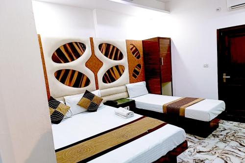 Postel nebo postele na pokoji v ubytování Hotel Crystal Deluxe at New Delhi Railway Station