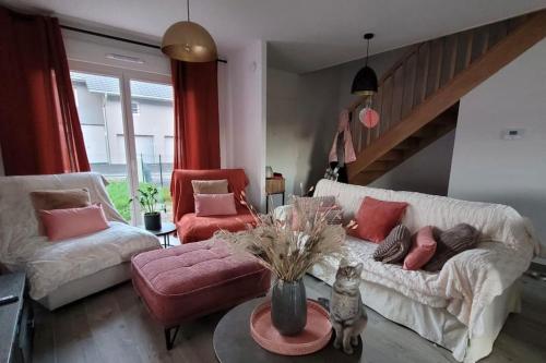 - un salon avec un canapé et un chat assis sur une table dans l'établissement Maison familiale et cosy - Entre lac et montagne, à Doussard