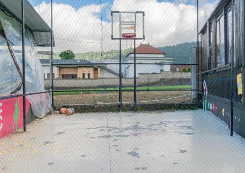 an empty basketball court with a basketball hoop at Yucabin Kintamani in Kubupenlokan