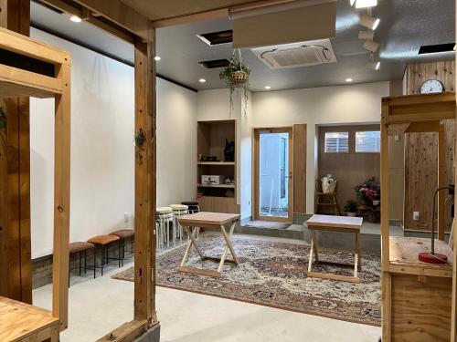a room with a table and chairs in it at ゲストハウス 一番街ジャンクション in Fujiidera