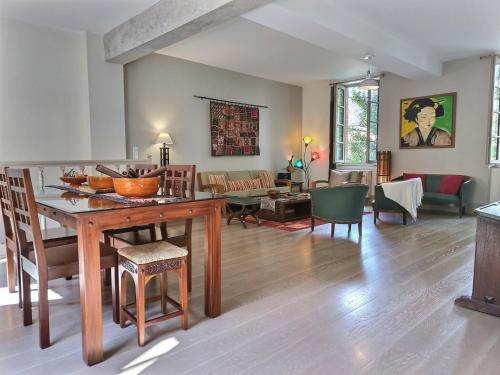 une salle à manger et un salon avec une table et des chaises dans l'établissement La Maison des 2 Ponts Clim Centre, à Albi