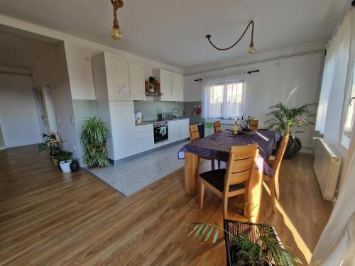 uma cozinha e sala de estar com mesa e cadeiras em Che Private Rooms Banovci em Novi Banovci