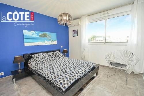 une chambre avec un lit et une chaise dedans dans l'établissement Carro, à Martigues