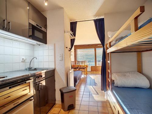 - une petite cuisine avec des lits superposés dans une chambre dans l'établissement Chavanne - appartement - 4pers- Ski-inout, aux Gets