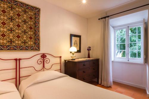 1 dormitorio con cama, ventana y vestidor en Quinta de São Caetano - São Miguel Açores, en Populo
