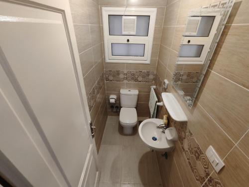 Ένα μπάνιο στο Luxurious 2 bedroom modern garden apartment Available ensuite private bedroom or whole flat privately