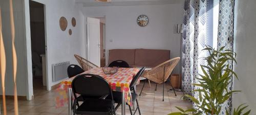 a dining table and chairs in a living room at Charmant appartement de vacances in Argelès-sur-Mer