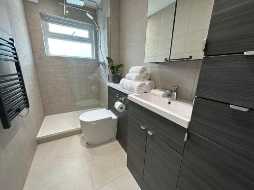 Ένα μπάνιο στο Modern Apartment Great Location