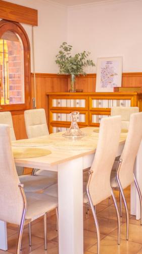 a dining room with a table and chairs at Villa Luis R in Cájar
