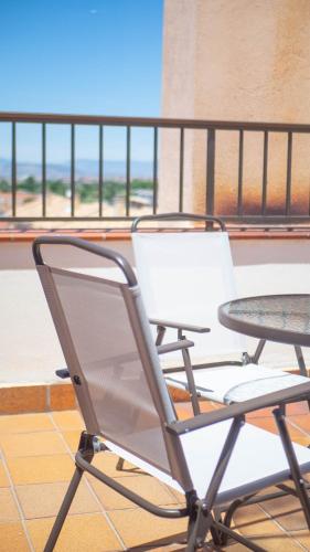 a white chair and a table on a balcony at Villa Luis R in Cájar