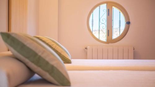 a bedroom with a bed with a round mirror at Villa Luis R in Cájar