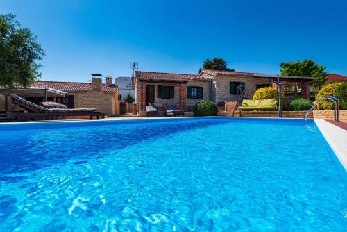 Villa Tea Estate with Private Pool and Garden