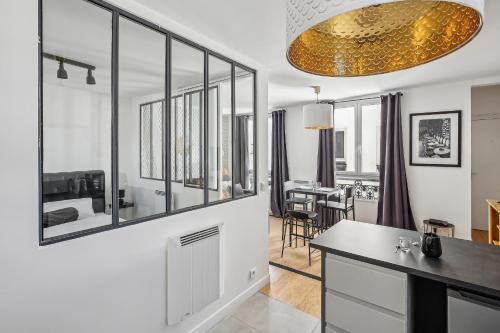 une cuisine et un salon avec une salle à manger dans l'établissement Studio au Cœur du Marais, Rue des Rosiers!, à Paris