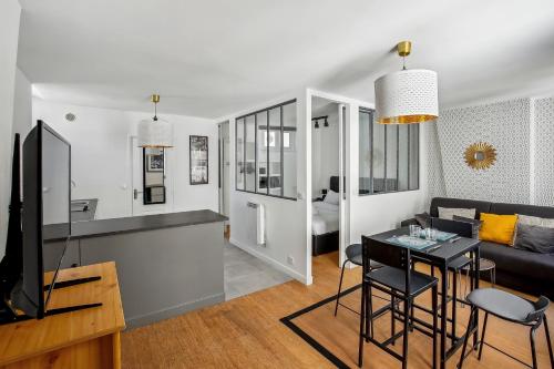 un salon avec un canapé et une table dans l'établissement Studio au Cœur du Marais, Rue des Rosiers!, à Paris