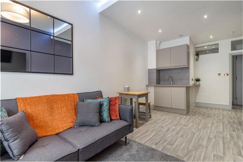 a living room with a couch and a kitchen at WhiskAwayStays - Foregate Street - Apartment 2 in Worcester