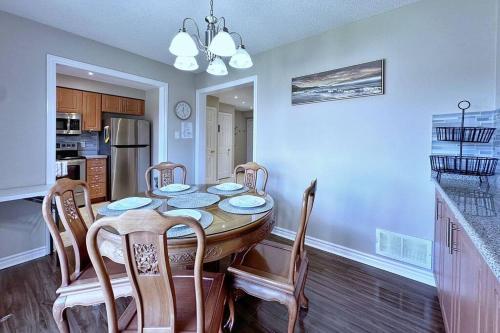 Cucina o angolo cottura di Cozy house at south end Barrie