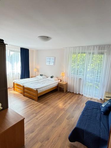 1 dormitorio con cama y ventana grande en Domino Dom Gościnny en Międzywodzie