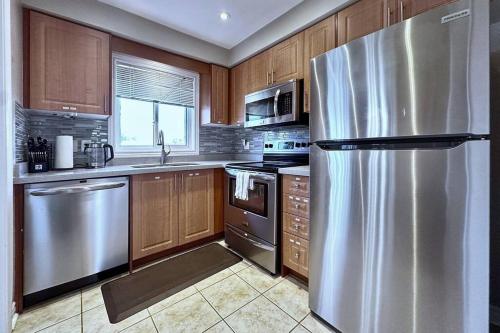 Cucina o angolo cottura di Cozy house at south end Barrie