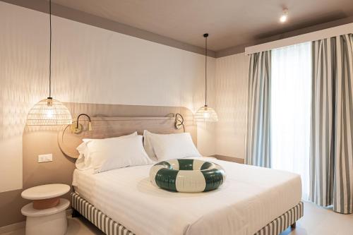 ガッテーオ・ア・マーレにあるHotel Estenseのベッドルーム1室(枕付)
