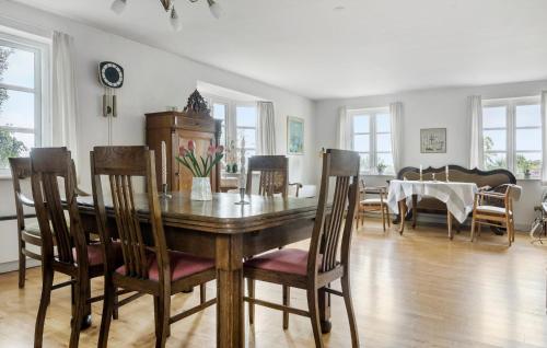 セナボーにあるNice Home In Sønderborg With Kitchenのテーブルと椅子のあるダイニングルーム