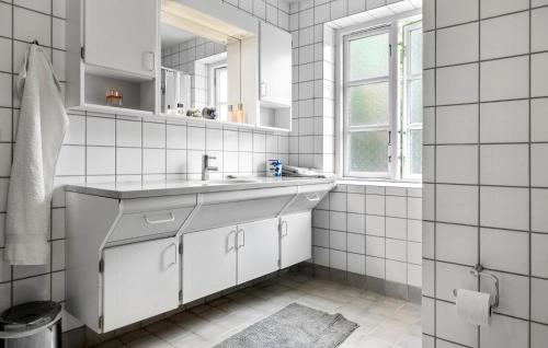 セナボーにあるNice Home In Sønderborg With Kitchenのギャラリーの写真