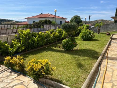 a garden with bushes and flowers in a yard at Alojamento, Chelas Rural AL in Mirandela