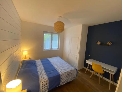 une chambre avec un lit, un bureau et une fenêtre dans l'établissement Appartement 3 chambres 50m de la mer, à Pléneuf-Val-André