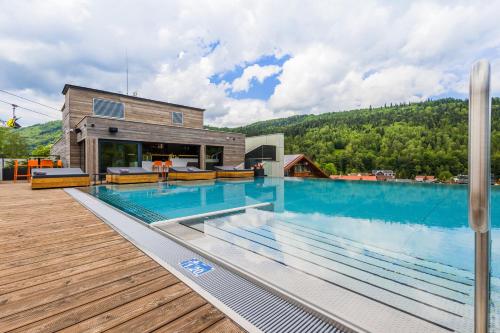 ein großer Pool auf einer Terrasse mit einem Haus in der Unterkunft Hotel Meta Resort & Vine SPA in Szczyrk